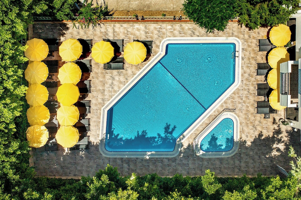 Villa Sunflower Hotel — Swimming pool in Alanya