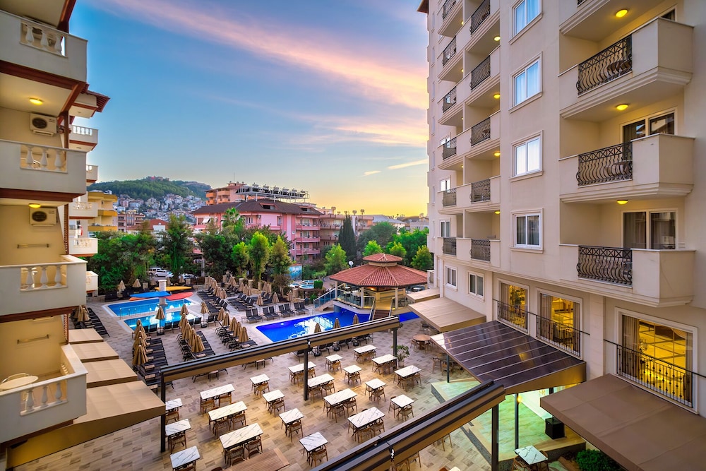 Villa Sunflower Hotel — Swimming pool in Alanya