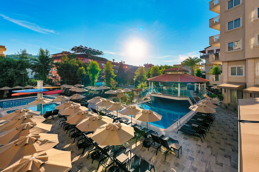 Villa Sunflower Hotel — Swimming pool in Alanya