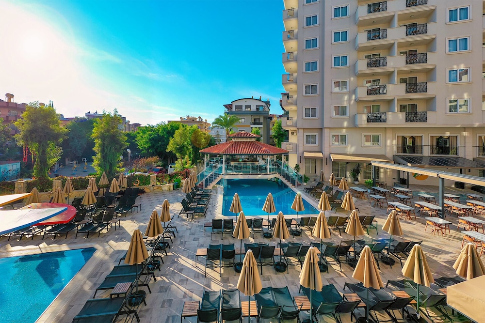 Villa Sunflower Hotel — Swimming pool in Alanya