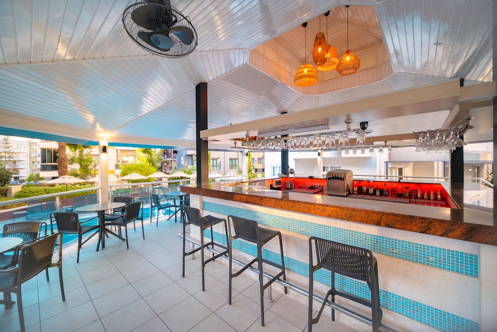 Villa Sunflower Hotel — Restaurant & bars in Alanya
