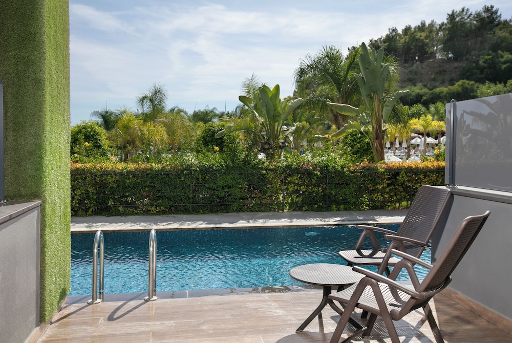Mylome Luxury Hotel & Resort - Ultra All Inclusive — Swimming pool in Okurcalar
