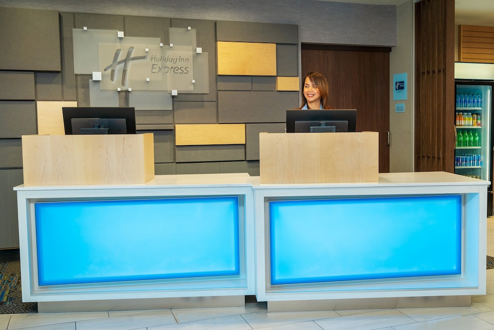 Holiday Inn Express & Suites Las Vegas - E Tropicana by IHG — Hotel building in Las Vegas, Nevada