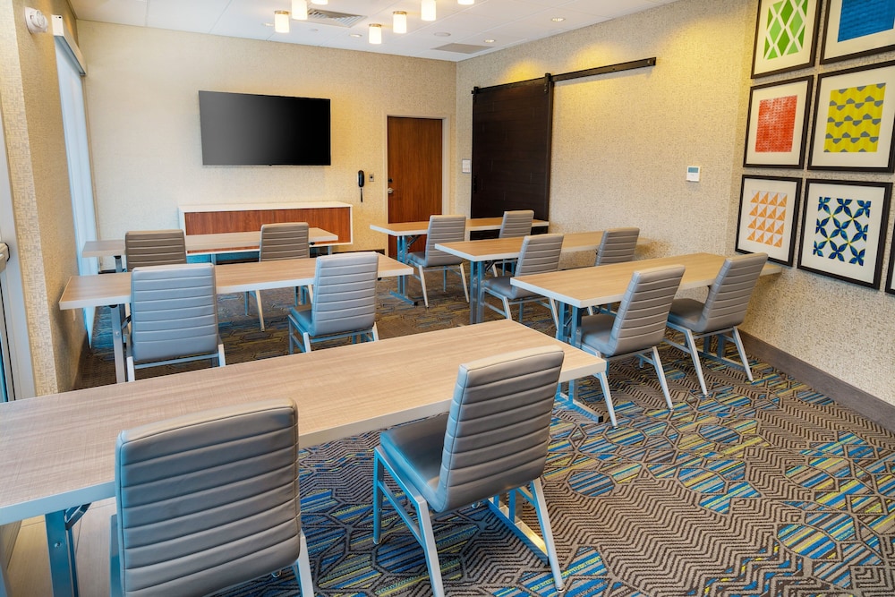 Holiday Inn Express & Suites Las Vegas - E Tropicana by IHG — Hotel building in Las Vegas, Nevada