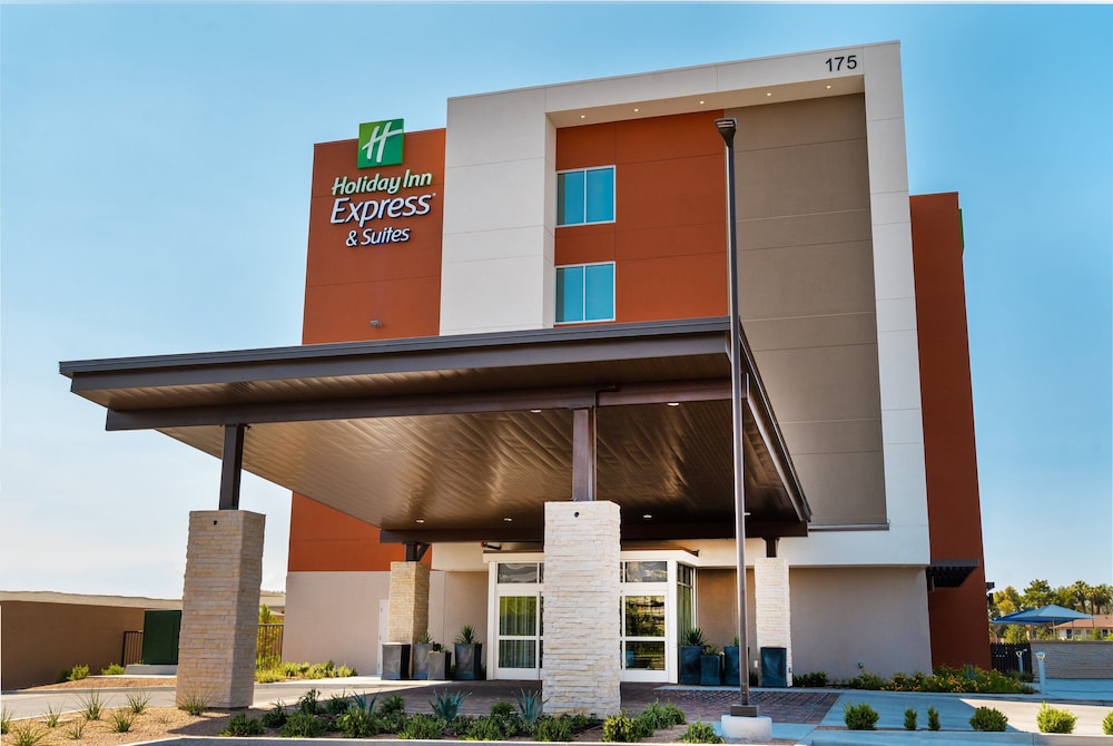 Holiday Inn Express & Suites Las Vegas - E Tropicana by IHG — Hotel building in Las Vegas, Nevada