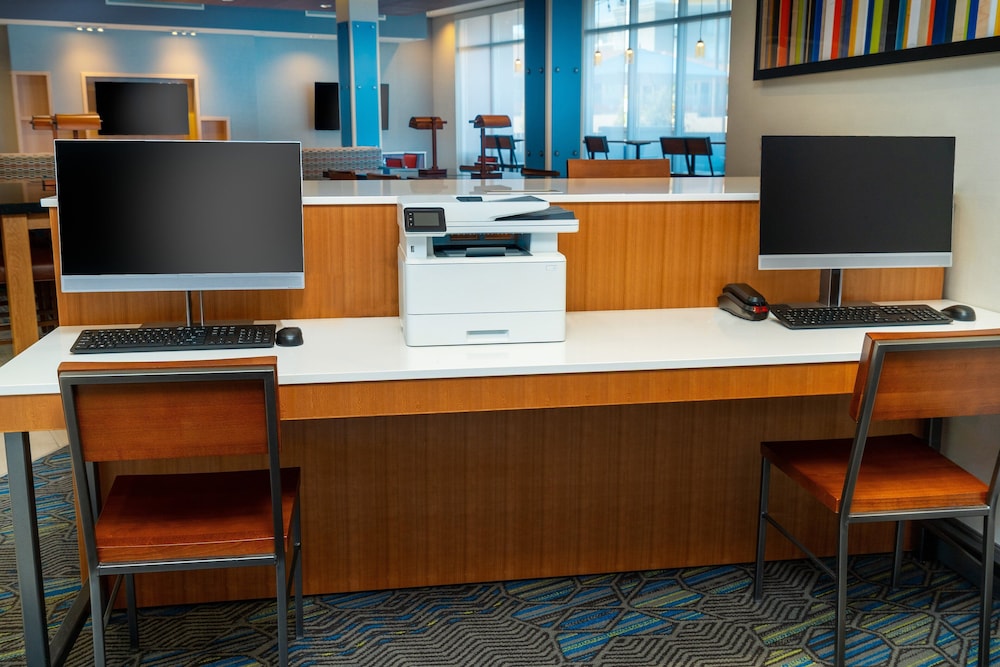 Holiday Inn Express & Suites Las Vegas - E Tropicana by IHG — Hotel building in Las Vegas, Nevada
