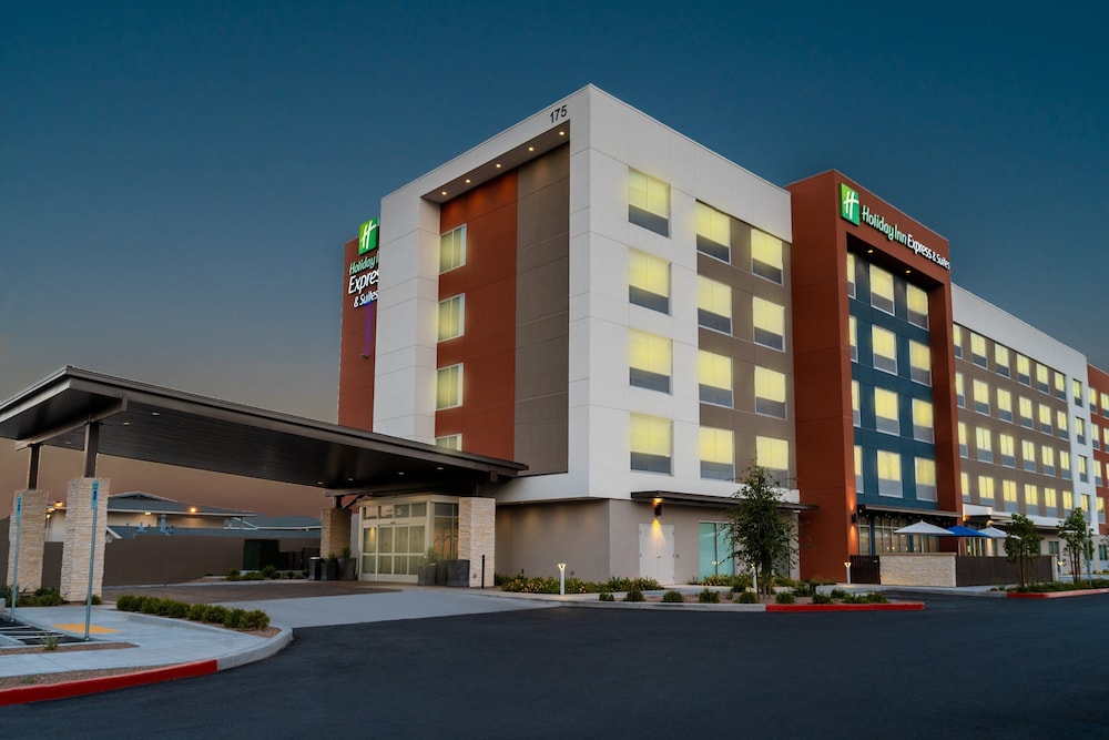 Holiday Inn Express & Suites Las Vegas - E Tropicana by IHG — Hotel building in Las Vegas, Nevada