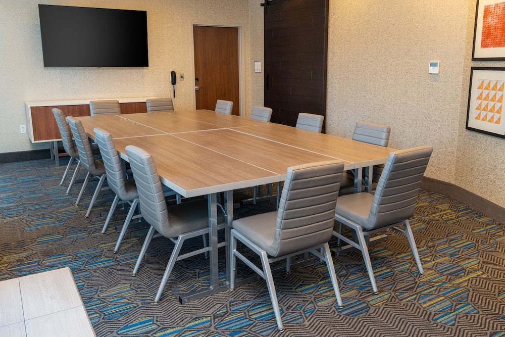 Holiday Inn Express & Suites Las Vegas - E Tropicana by IHG — Hotel building in Las Vegas, Nevada
