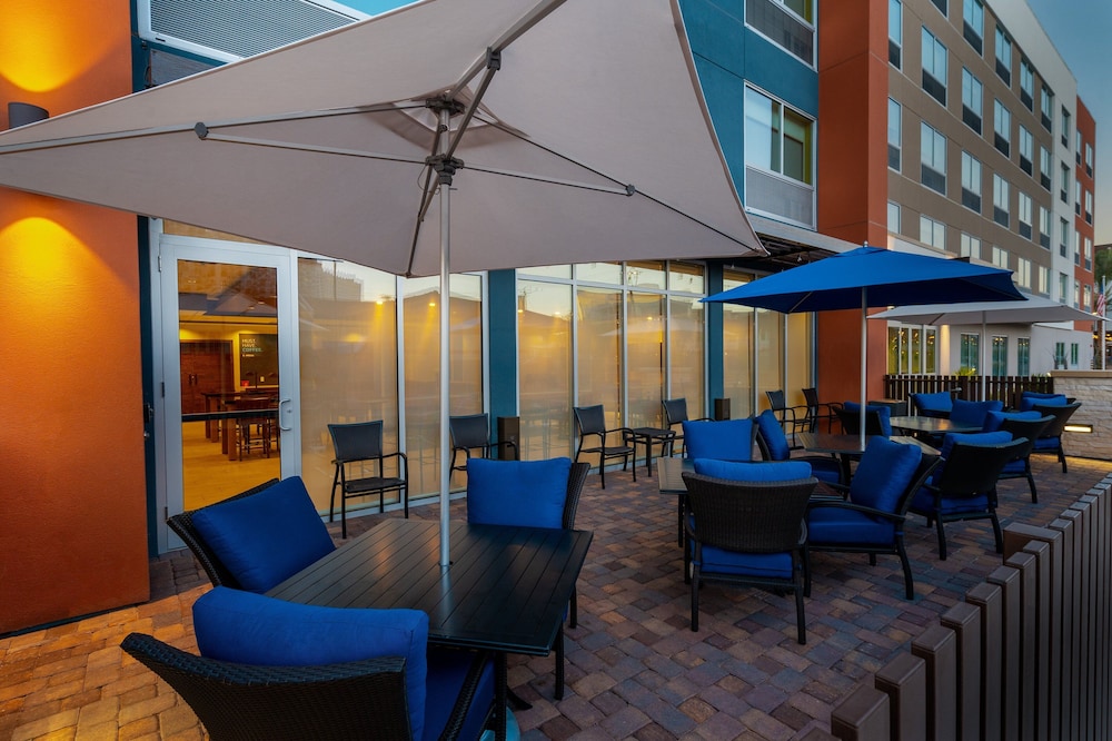 Holiday Inn Express & Suites Las Vegas - E Tropicana by IHG — Restaurant & bars in Las Vegas, Nevada