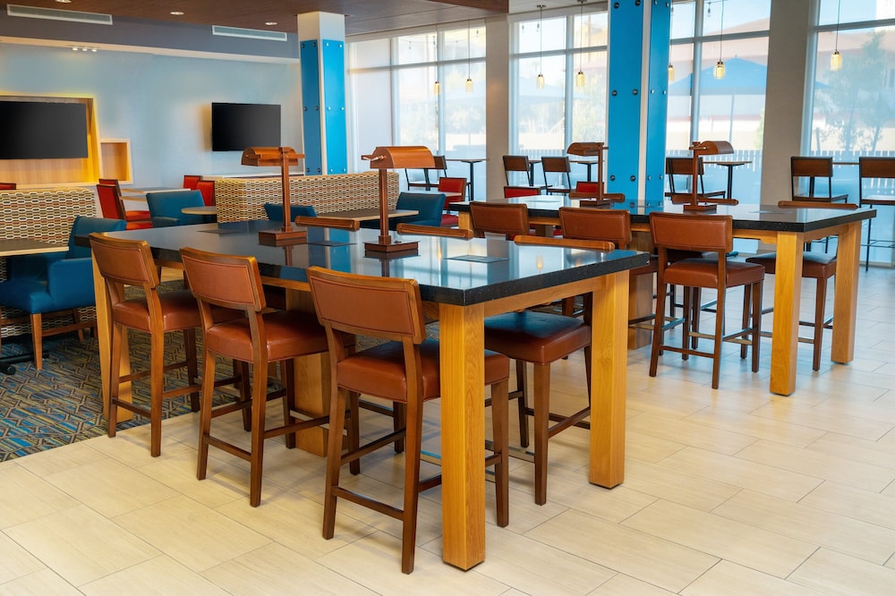 Holiday Inn Express & Suites Las Vegas - E Tropicana by IHG — Restaurant & bars in Las Vegas, Nevada