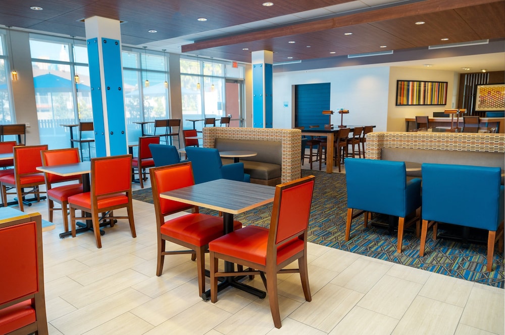 Holiday Inn Express & Suites Las Vegas - E Tropicana by IHG — Restaurant & bars in Las Vegas, Nevada