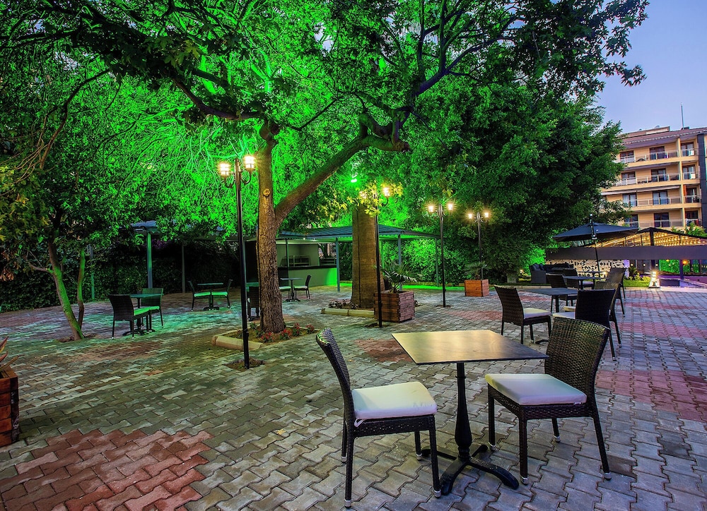 Grand Alisa Hotel — Restaurant & bars in Alanya