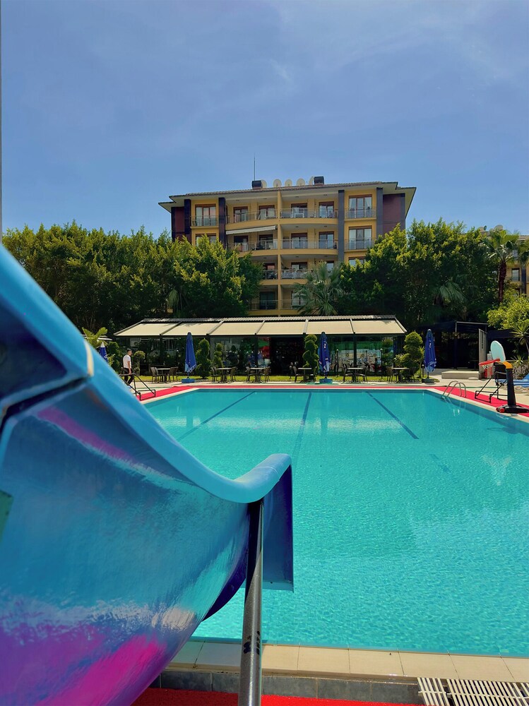 Grand Alisa Hotel — Swimming pool in Alanya