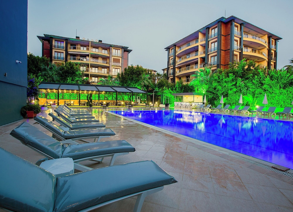 Grand Alisa Hotel — Swimming pool in Alanya