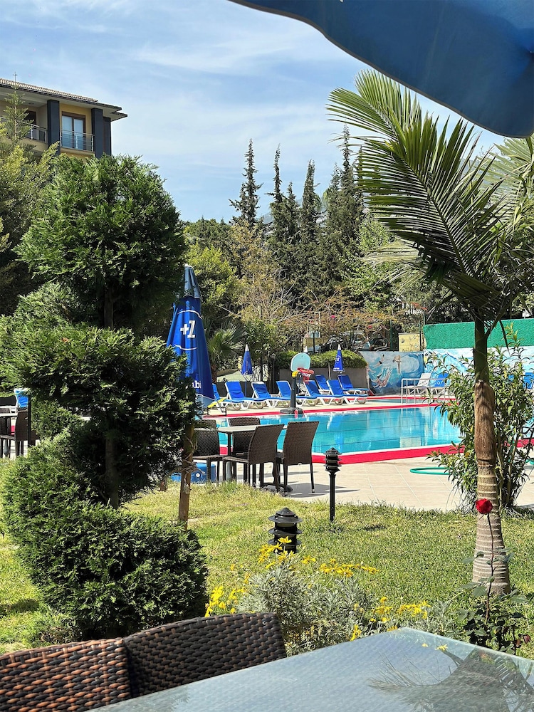 Grand Alisa Hotel — Swimming pool in Alanya