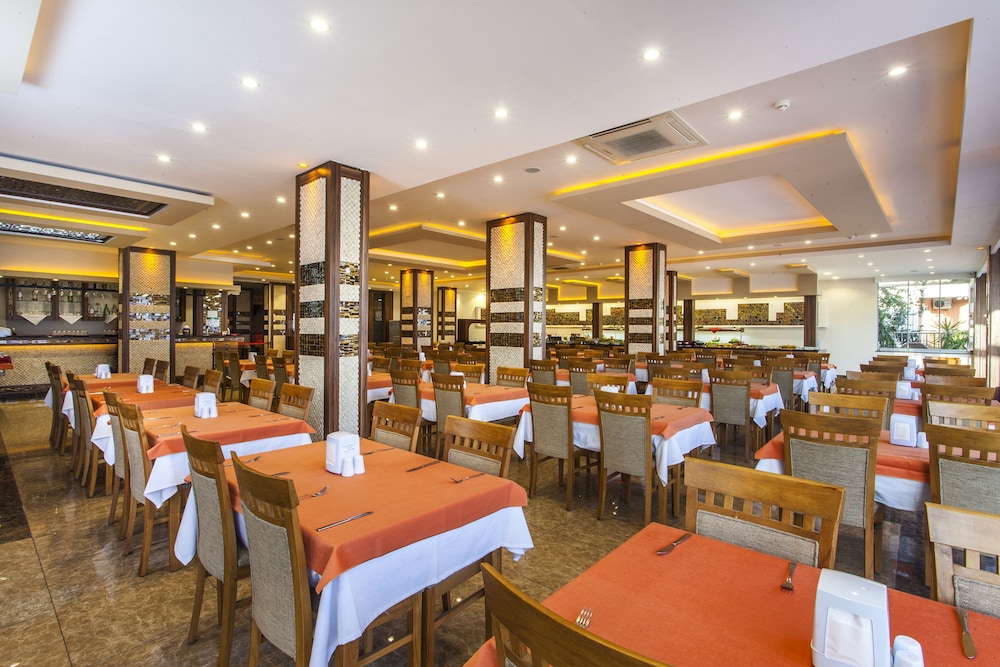 Kleopatra Ada Beach Hotel — Restaurant & bars in Alanya