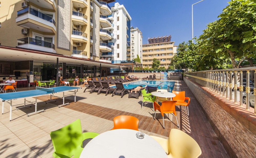 Kleopatra Ada Beach Hotel — Swimming pool in Alanya