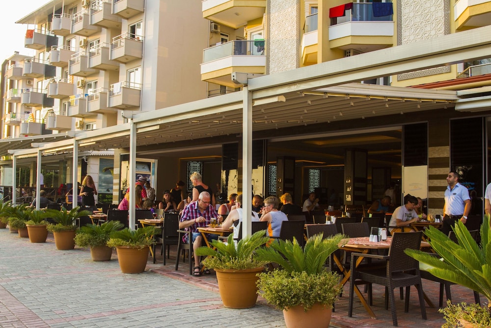 Kleopatra Ada Beach Hotel — Restaurant & bars in Alanya