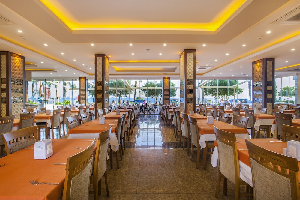 Kleopatra Ada Beach Hotel — Restaurant & bars in Alanya
