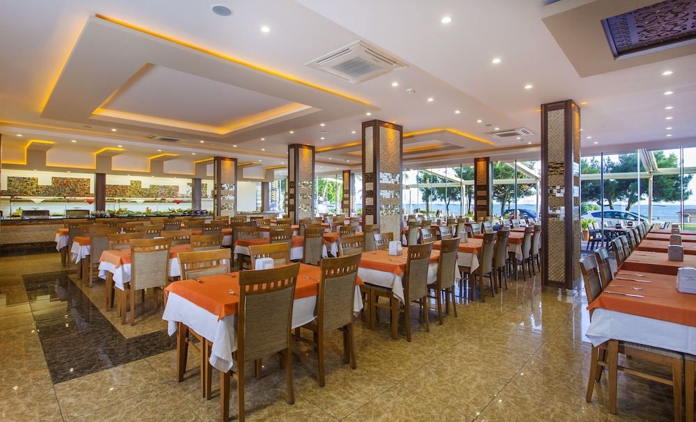 Kleopatra Ada Beach Hotel — Restaurant & bars in Alanya