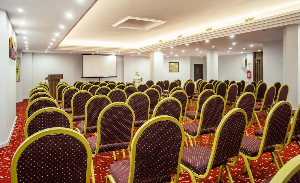 Kleopatra Ada Beach Hotel — Hotel building in Alanya