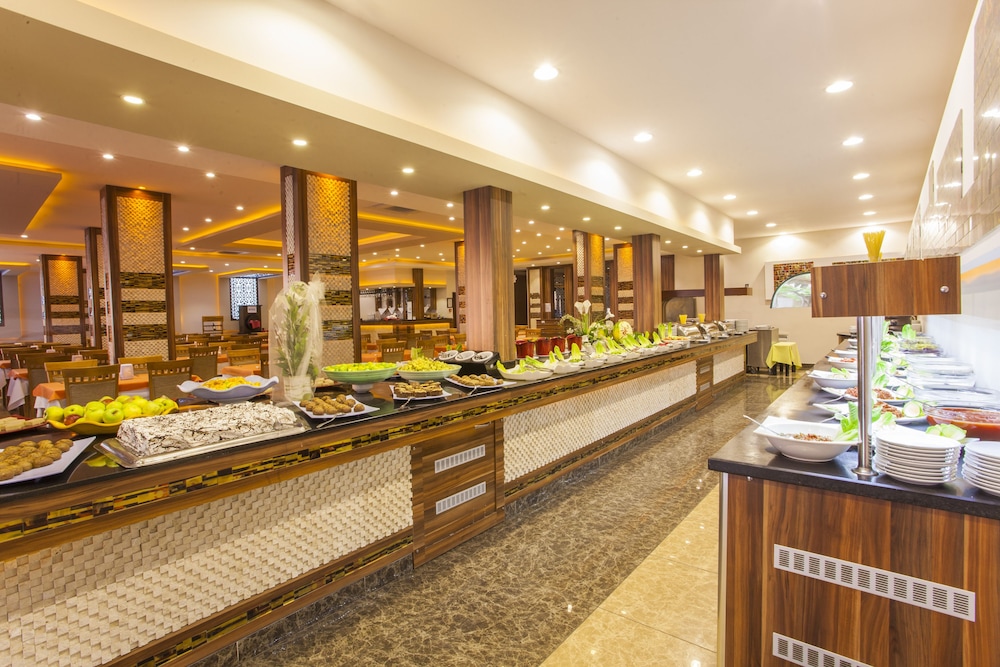 Kleopatra Ada Beach Hotel — Restaurant & bars in Alanya