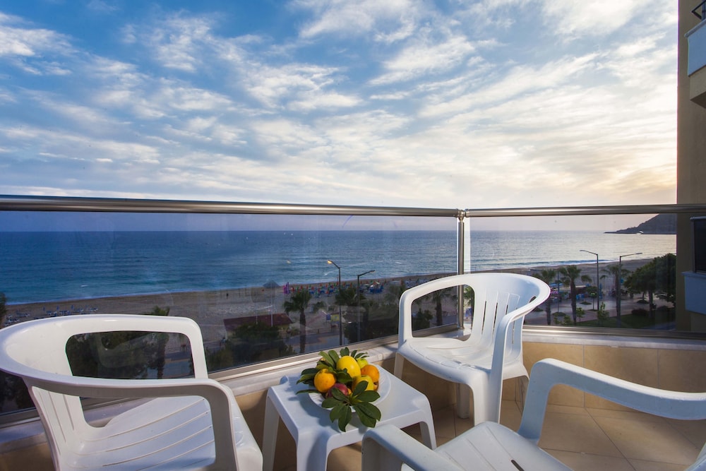Kleopatra Ada Beach Hotel — Beach in Alanya