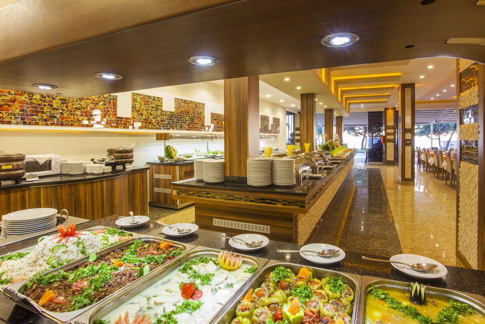 Kleopatra Ada Beach Hotel — Restaurant & bars in Alanya