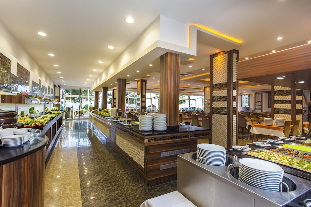 Kleopatra Ada Beach Hotel — Restaurant & bars in Alanya