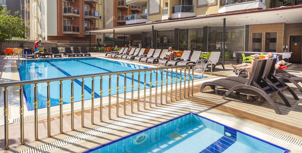 Kleopatra Ada Beach Hotel — Swimming pool in Alanya