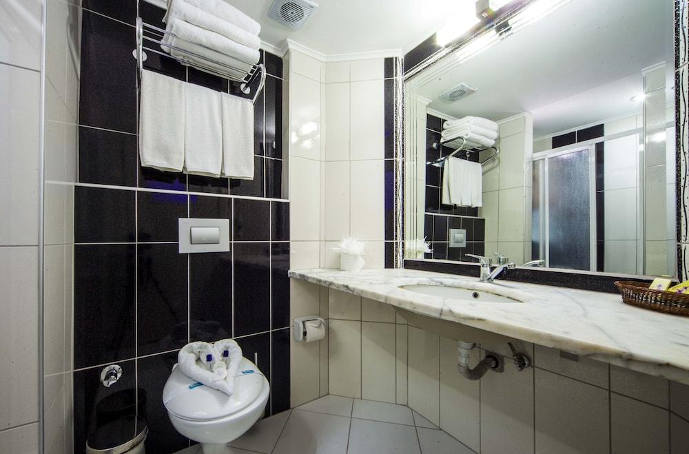 Kleopatra Ada Beach Hotel — Hotel rooms in Alanya