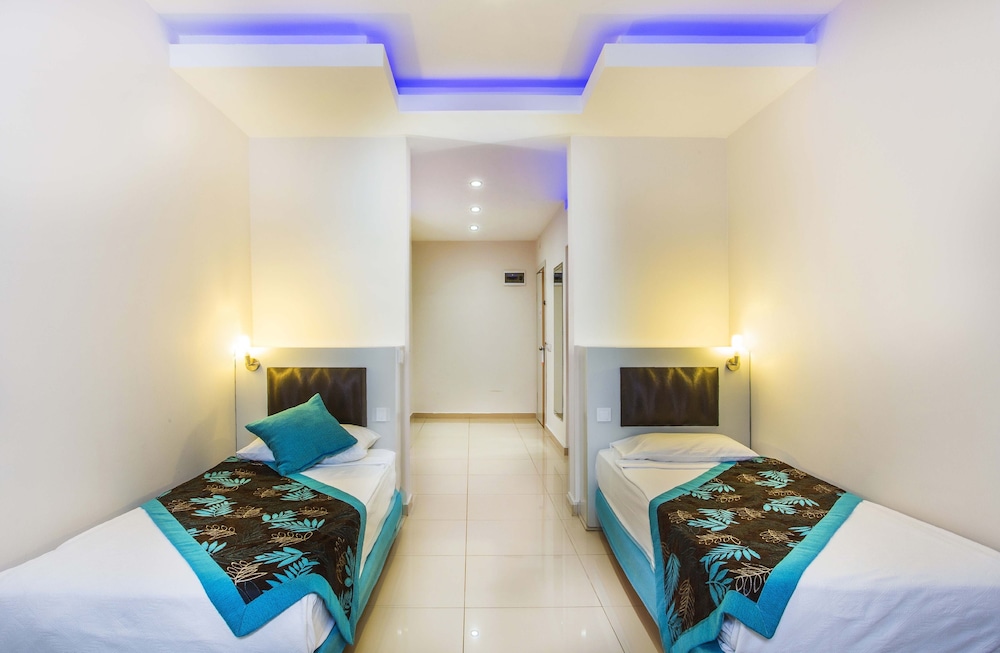 Kleopatra Ada Beach Hotel — Hotel rooms in Alanya