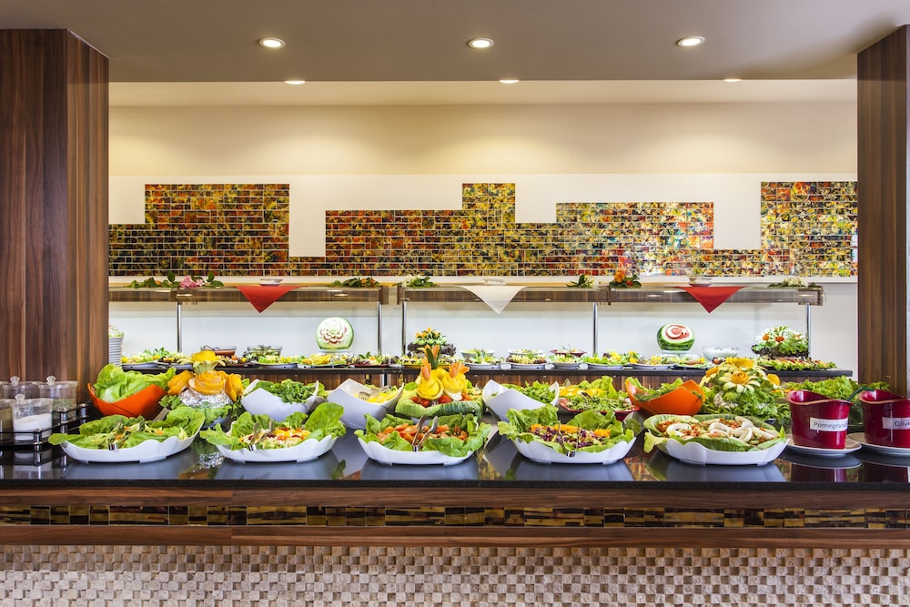 Kleopatra Ada Beach Hotel — Restaurant & bars in Alanya