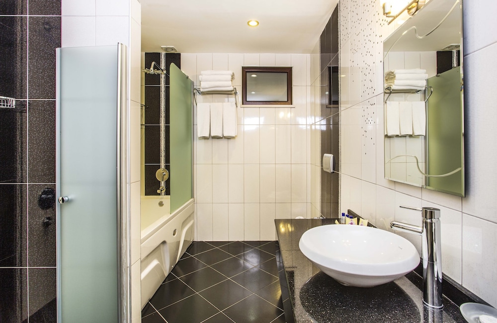 Kleopatra Ada Beach Hotel — Hotel rooms in Alanya