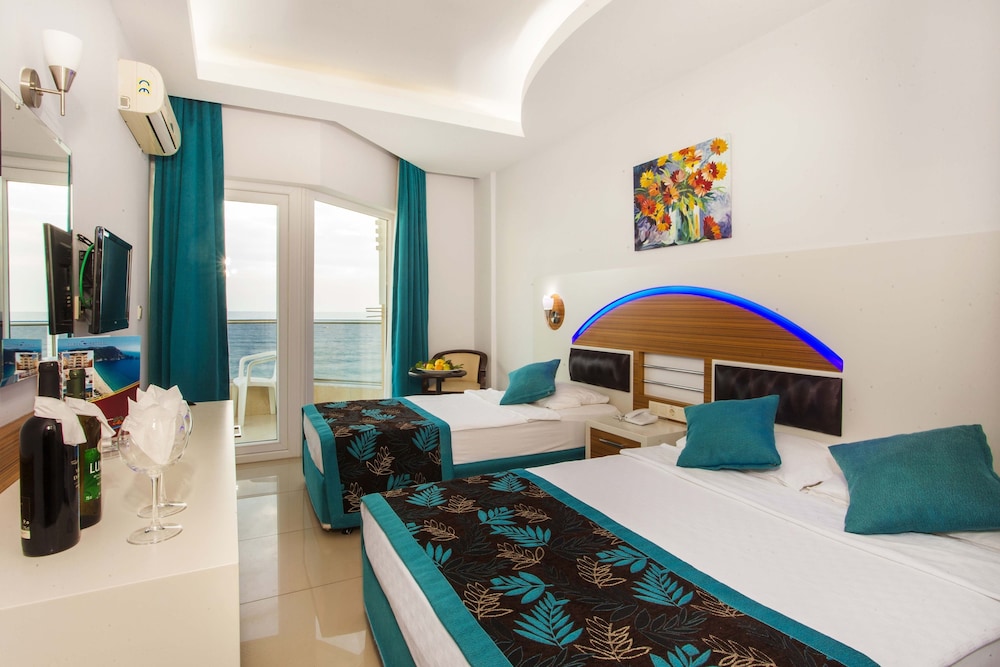 Kleopatra Ada Beach Hotel — Hotel rooms in Alanya