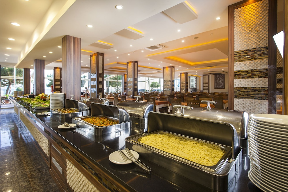 Kleopatra Ada Beach Hotel — Restaurant & bars in Alanya