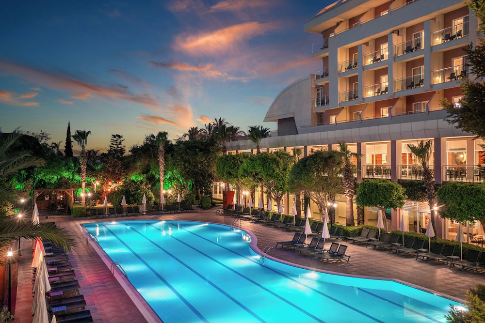 Telatiye Resort Hotel - All Inclusive — Swimming pool in Alanya