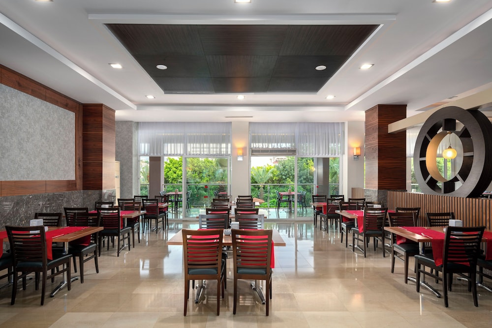 Telatiye Resort Hotel - All Inclusive — Restaurant & bars in Alanya