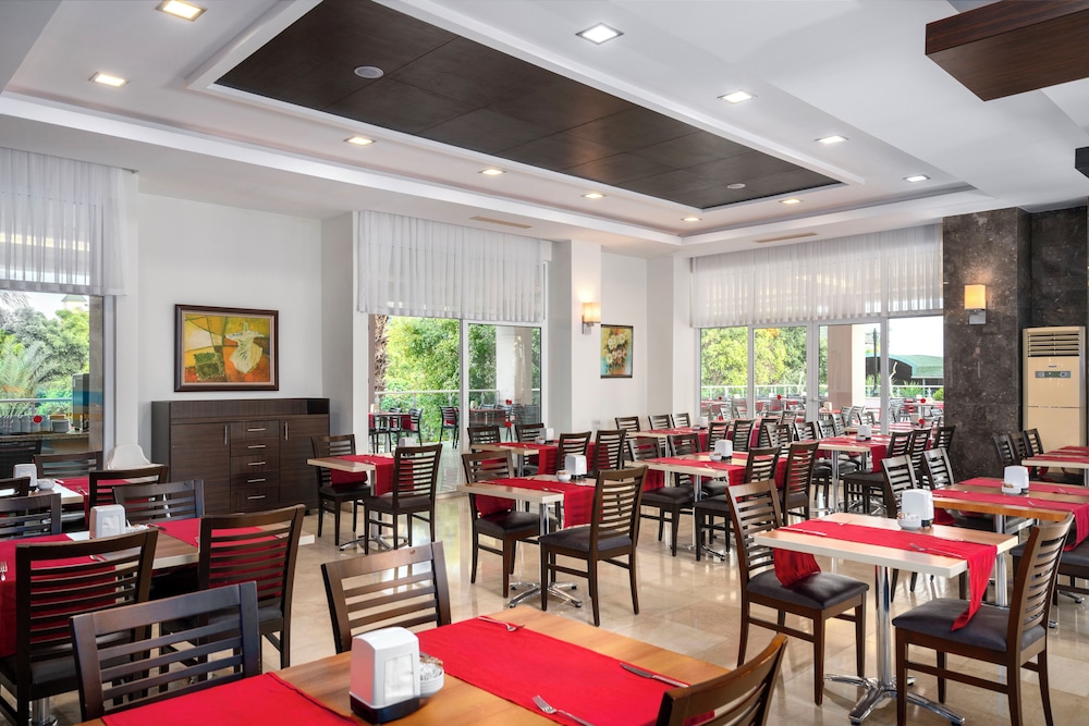 Telatiye Resort Hotel - All Inclusive — Restaurant & bars in Alanya
