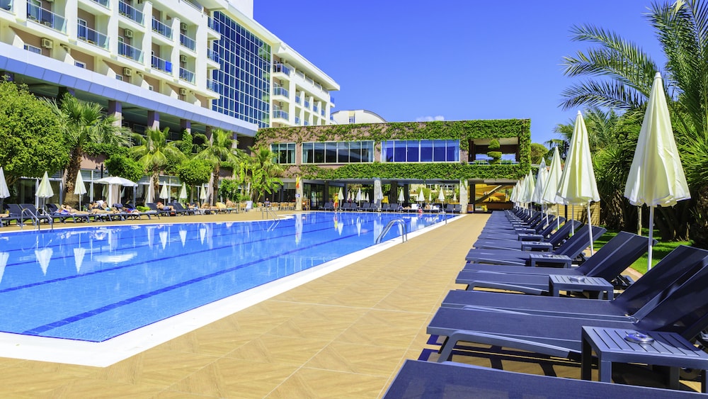 Telatiye Resort Hotel - All Inclusive — Swimming pool in Alanya