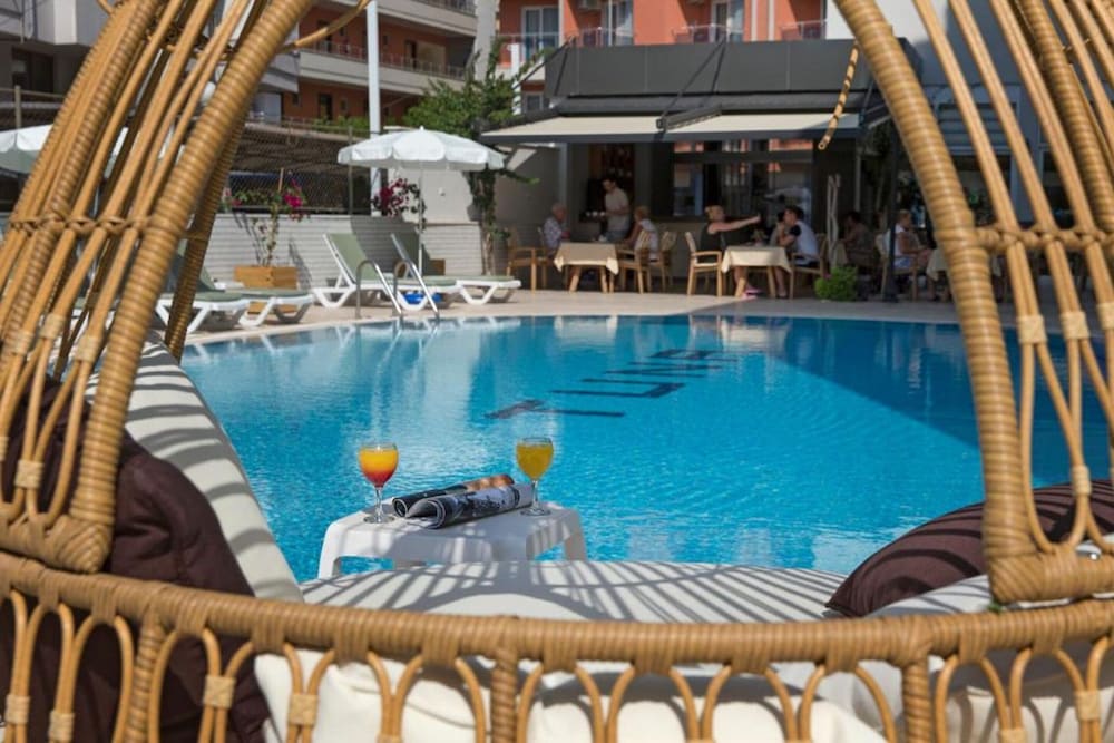 Kleopatra Tuna Apart Hotel — Swimming pool in Alanya