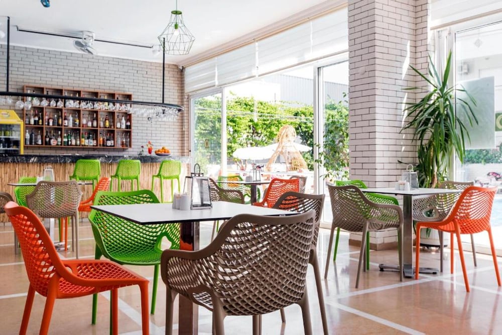 Kleopatra Tuna Apart Hotel — Restaurant & bars in Alanya