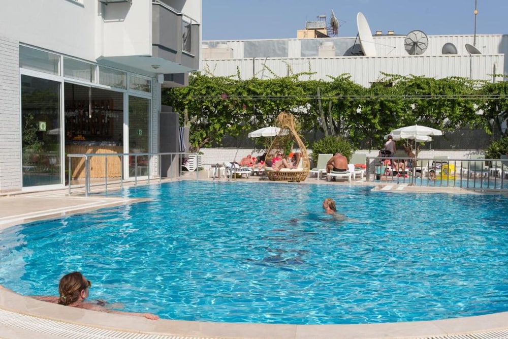 Kleopatra Tuna Apart Hotel — Swimming pool in Alanya