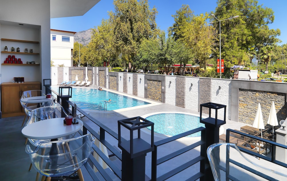 Imperial Turkiz Resort Hotel - All inclusive — Swimming pool in Kemer