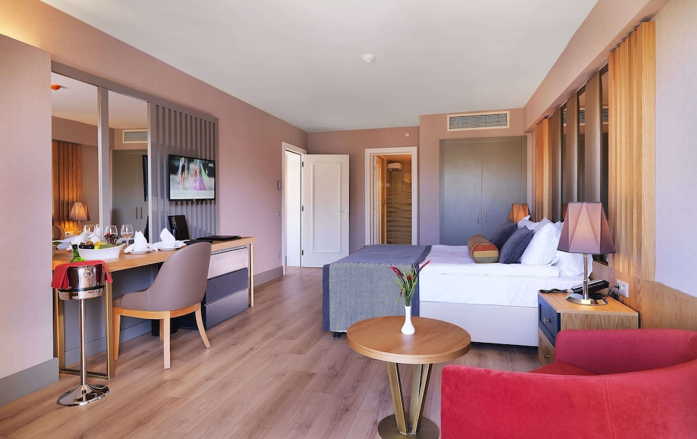 Imperial Turkiz Resort Hotel - All inclusive — Hotel rooms in Kemer