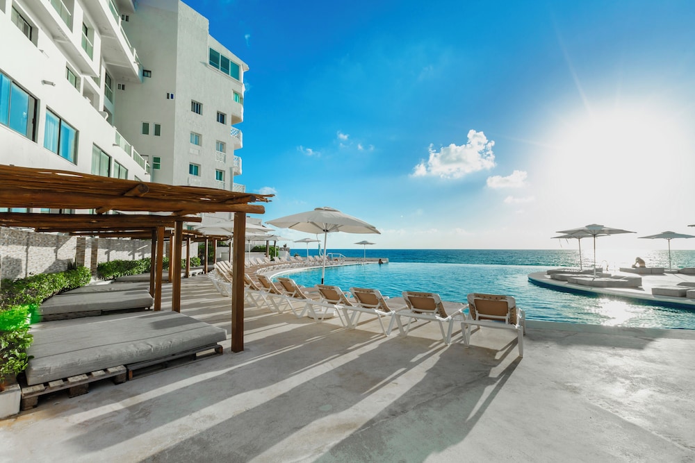 Cyan Cancun Resort & Spa — Swimming pool in Cancun, Quintana Roo