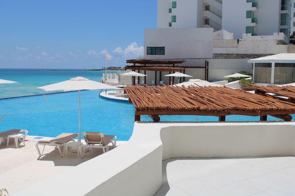 Cyan Cancun Resort & Spa — Swimming pool in Cancun, Quintana Roo