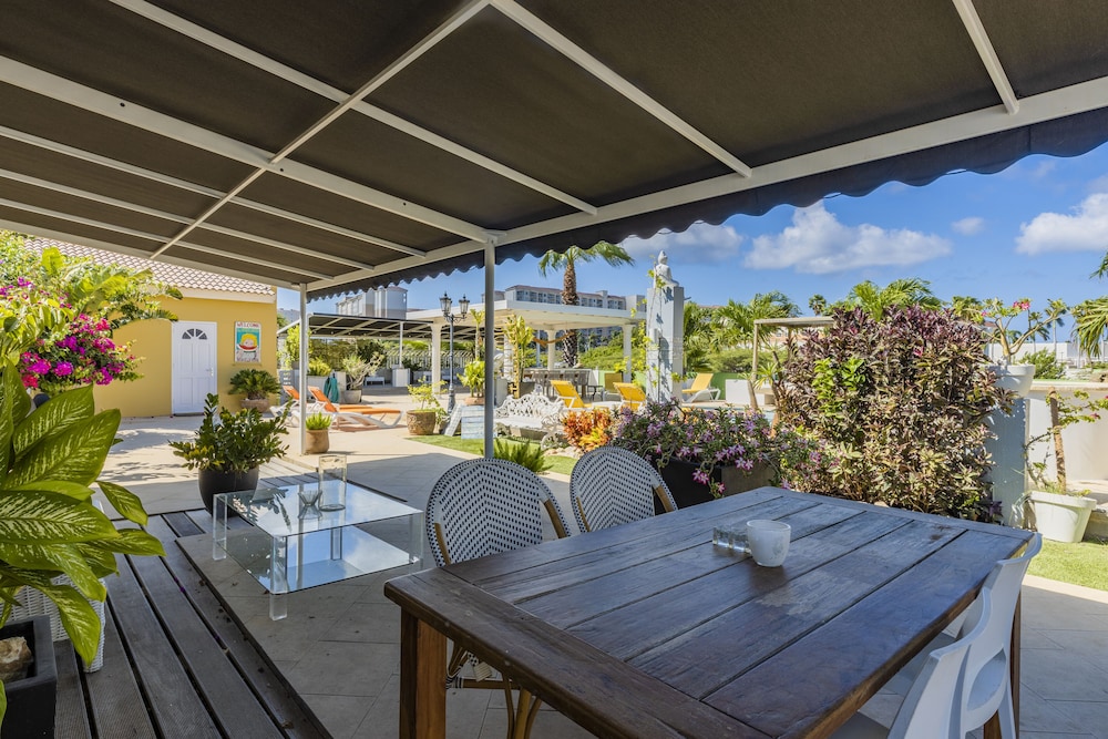 Modern Hotel Aruba — Restaurant & bars in Noord, Aruba