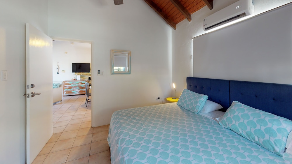 Modern Hotel Aruba — Hotel rooms in Noord, Aruba