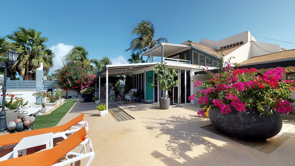 Modern Hotel Aruba — Hotel building in Noord, Aruba